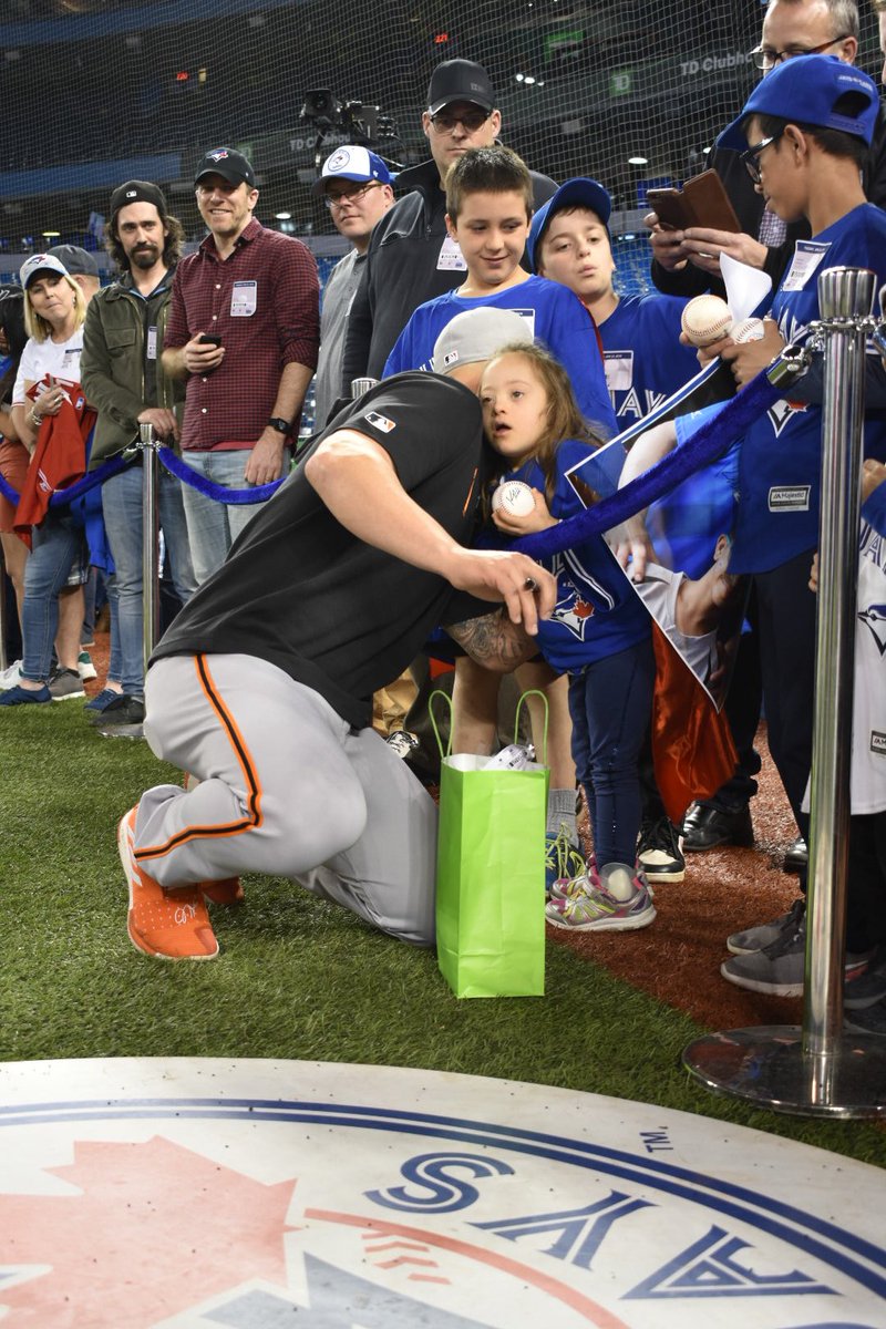 YahooCASports's tweet photo. The kids still love @KPILLAR4. https://t.co/wkrC69y5Xt