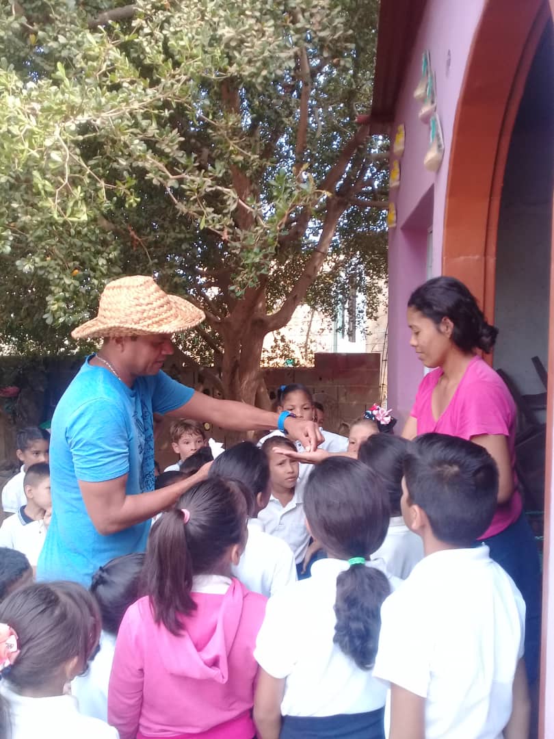 Neubech's tweet photo. En la semana de la Pacha Mama hoy 23 A el colectivo de la escuela Vista al Mar de Pírtu ANZ visitó a los vecinos de la escuela para compartir semillas de hortalizas y abono para impulsar los conucos familiares @MPPEDUCACION @ZEAnzoategui @PTMSNACIONAL @carcast02 @PTMSanzoategui https://t.co/StfhG6Z8pX