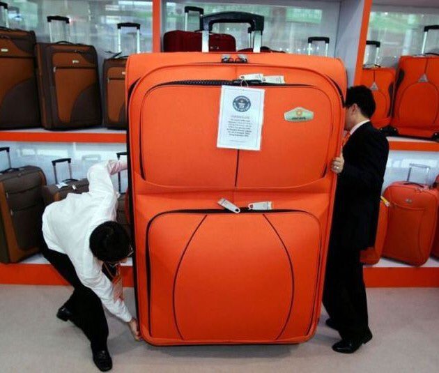 Rivera con la Maleta para traerse todo el atrezzo para el debate #DebateDecisivoARV #ElDebateDecisivo