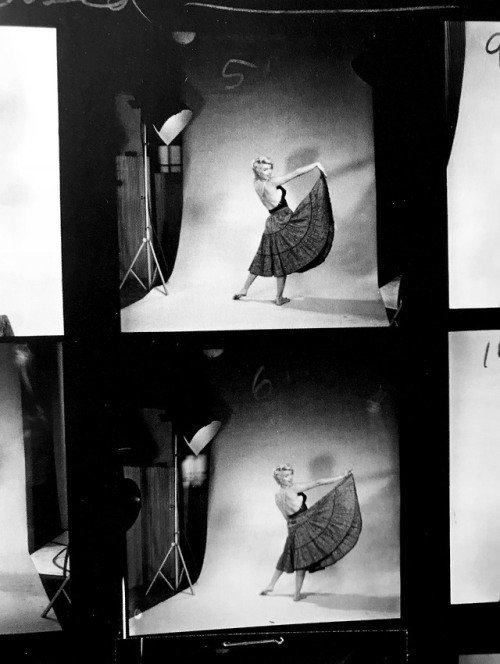 Marilyn Monroe photographed by Philippe Halsman, 1954. Pic as poster: amzn.to/1VeW1ua