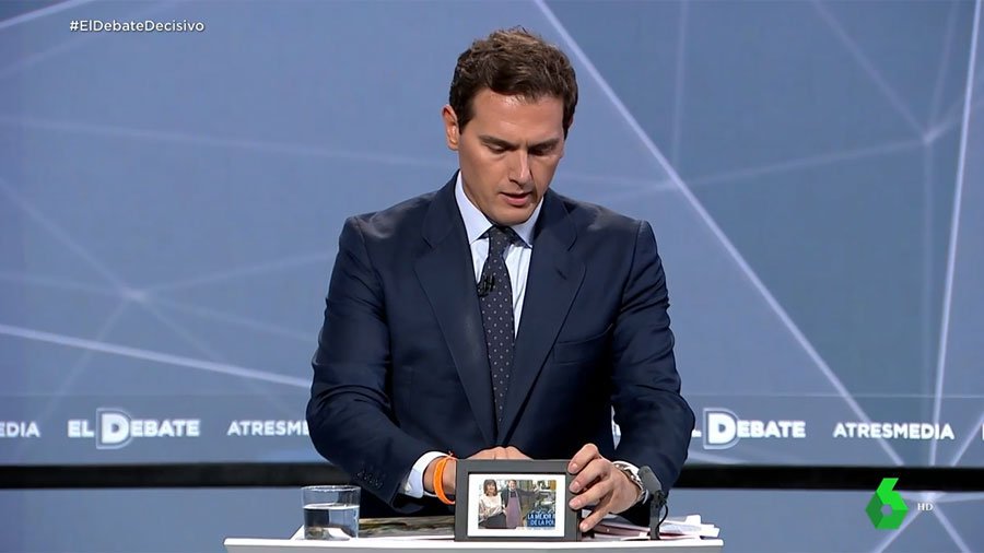 eldelteto's tweet photo. ¿Se está haciendo una detrás del marco?
#ElDebateDecisivo https://t.co/TRwFo9BVDX