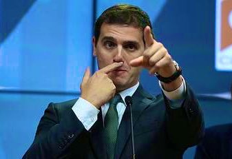 Rober__Ruiz's tweet photo. Ayer la tarjeta y hoy el rollo. Menos mal que no hay debate mañana...
#ElDebateDecisivo https://t.co/mOpWHkyW6s