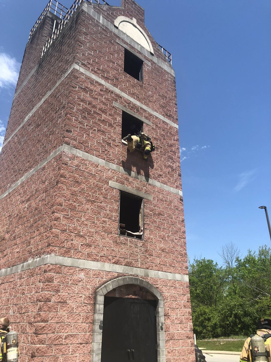 OakRidgeFD's tweet photo. Today #ORFD Recruits 👨‍🚒 trained on EXO emergency bailout systems by Petzl. These systems allow firefighters to quickly exit a window &amp; lower themselves to the ground. It is used when firefighters face quickly deteriorating conditions or have been cut off from other means of exit. https://t.co/flqSLNPDOT