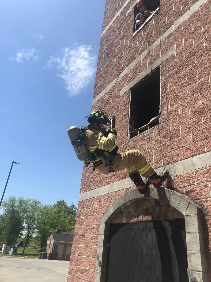 OakRidgeFD's tweet photo. Today #ORFD Recruits 👨‍🚒 trained on EXO emergency bailout systems by Petzl. These systems allow firefighters to quickly exit a window &amp; lower themselves to the ground. It is used when firefighters face quickly deteriorating conditions or have been cut off from other means of exit. https://t.co/flqSLNPDOT