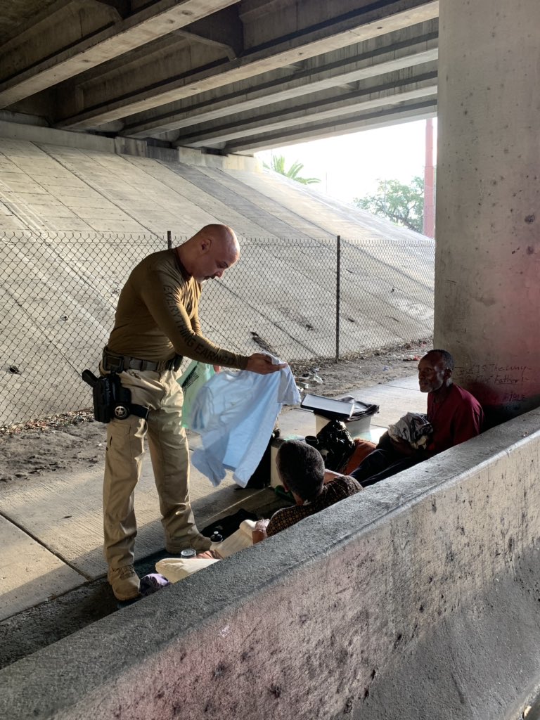 BrianEntin's tweet photo. And after all that US Marshals Asst. Chief Manny Puri even found time to stop and give the homeless clothes out of his trunk. https://t.co/JQiNmpHkhz