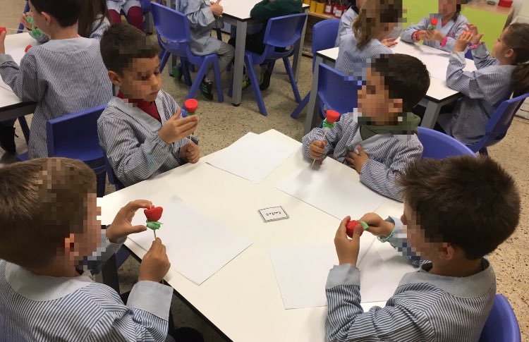 carmenfmz's tweet photo. Sant Jordi 📚🌹... llegenda, jocs florals, biblioteca compartida , roses .. un dia fantàstic! #PIN #PINBellvitge #JEBellvitge @JesuitesEdu #santjordi2019 https://t.co/3cw26fvbsL