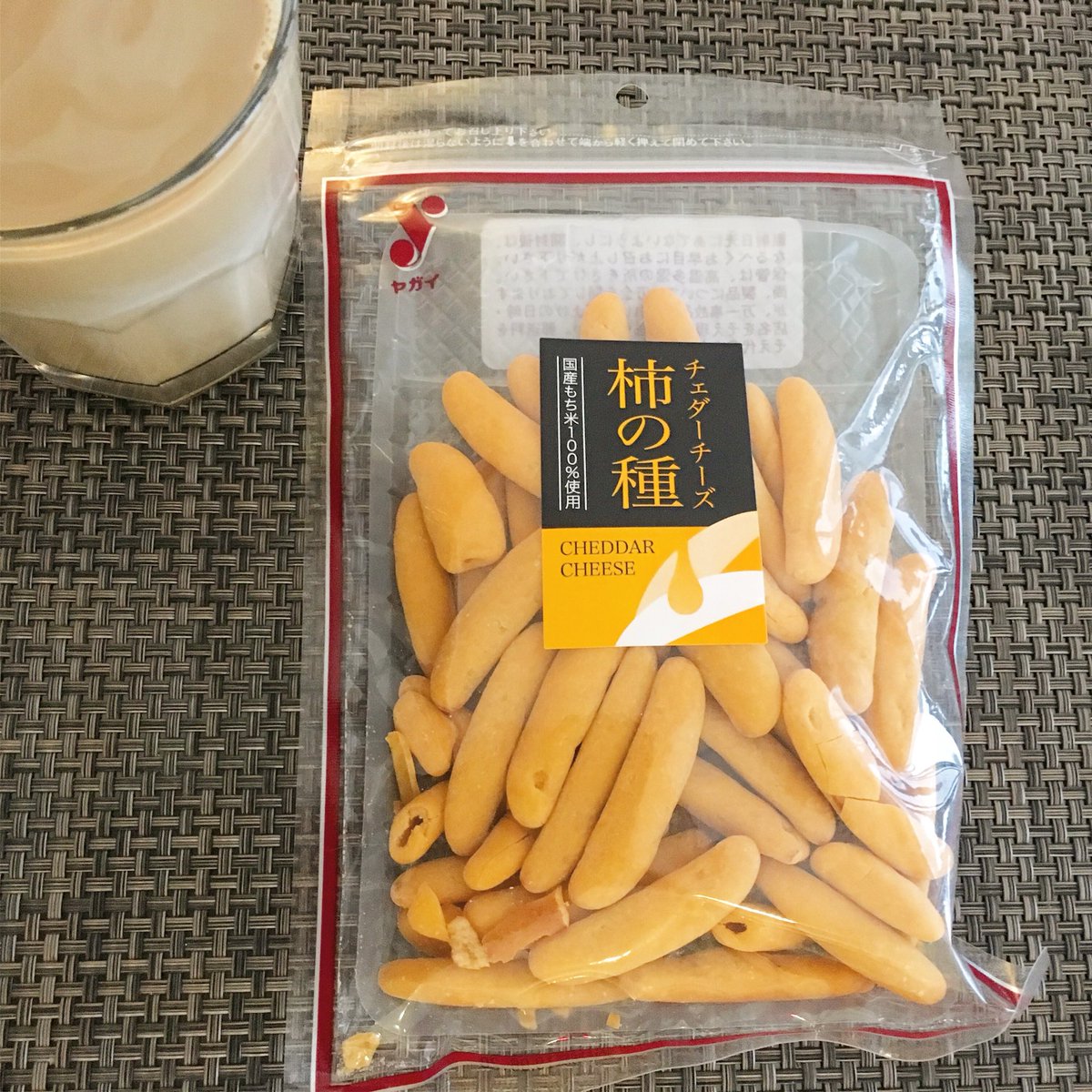 柿ピー研究家 フリーアナウンサー アニメ研究家 中倉リュードー 柿ピーモーニング 今朝は谷貝食品の チェダーチーズ柿の種 チェダーチーズのコーティングが分厚くて濃厚でウマウマー コーティングが剥がれやすいのが難点だけどね スッキリしない
