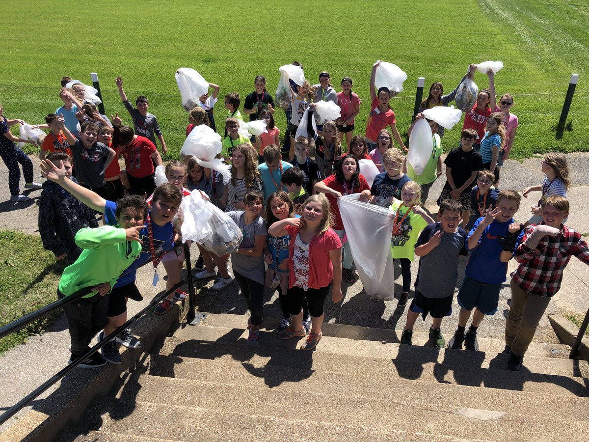 MrsHuberPCSD32's tweet photo. We celebrated #EarthDay on Monday  by doing a good deed and cleaning up our #pcsd32 campus. Ss loved helping and enjoyed the beautiful weather. #pcmsd32 @LohmannD32 @mrsbuchheitd32 @KutzBkutz https://t.co/PHhvu3uOXr