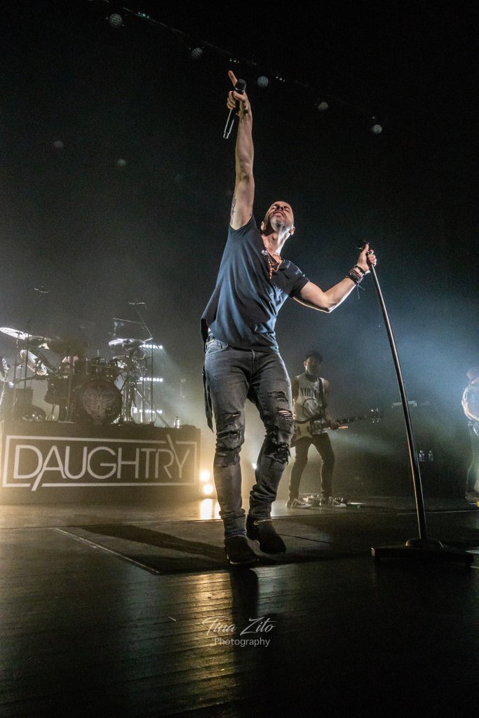 onamusicalnote's tweet photo. This guy always knows how to put on an incredible show.  @chrisdaughtry takes it to the next level and never stops rocking.  You can feel the power of his music &amp; energy he exudes in every performance.  Be sure to check him out! #chrisdaughtry #daughtry https://t.co/WGmepUogJS