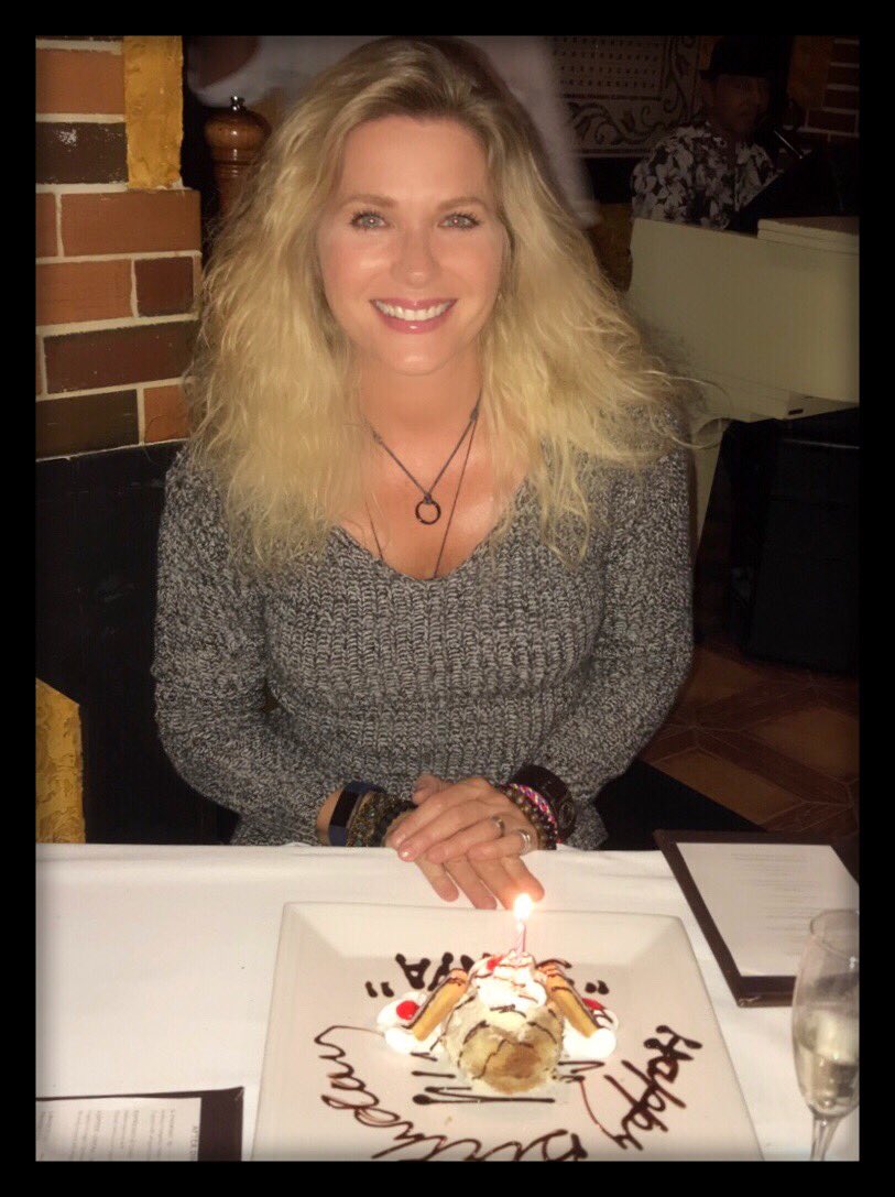 Sonya_Smith's tweet photo. Que hermoso día he pasado!!! Gracias a todos por sus deseos llenos de cariño y amor, por sus dulces palabras y tanta energía positiva!!! Gracias por estar presentes, de cerca o de lejos!!! Les mando un abrazo enorme y todo mi cariño!!! Los quiero😘💜🎂🎉💋✨💐💜😘🎂🎉🙏🏼💋 https://t.co/UofRSrkKYU