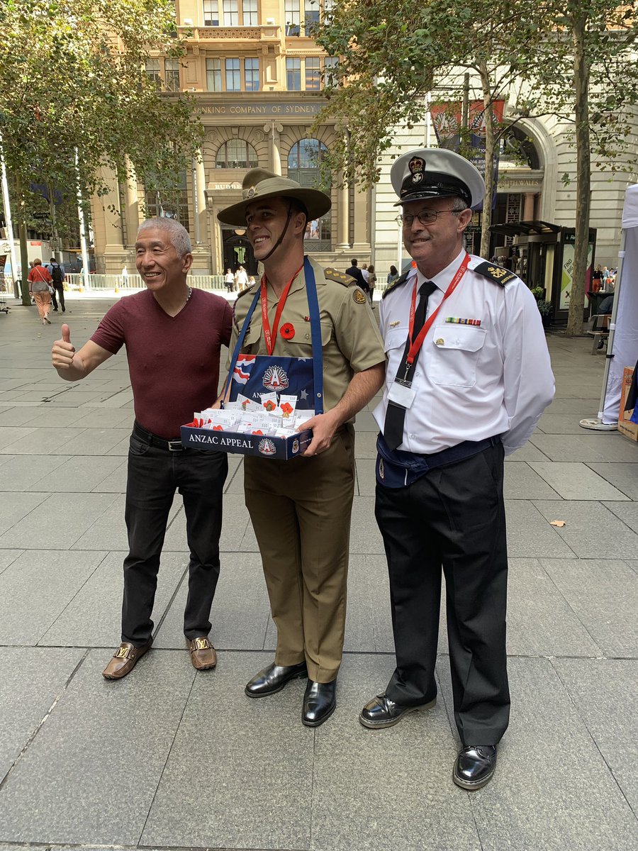 FORCOMDAusArmy's tweet image. Great to see the #Sydney community give so generously to the 2019 #AnzacDay appeal. #ForcesCommand staff joined sailors &amp;amp; airmen to share #OurHistory and collect donations. Thanks for the support! #LestWeForget @comdforcomd @RSMFORCOMD @RSLNSW @DefenceCare @AustralianArmy