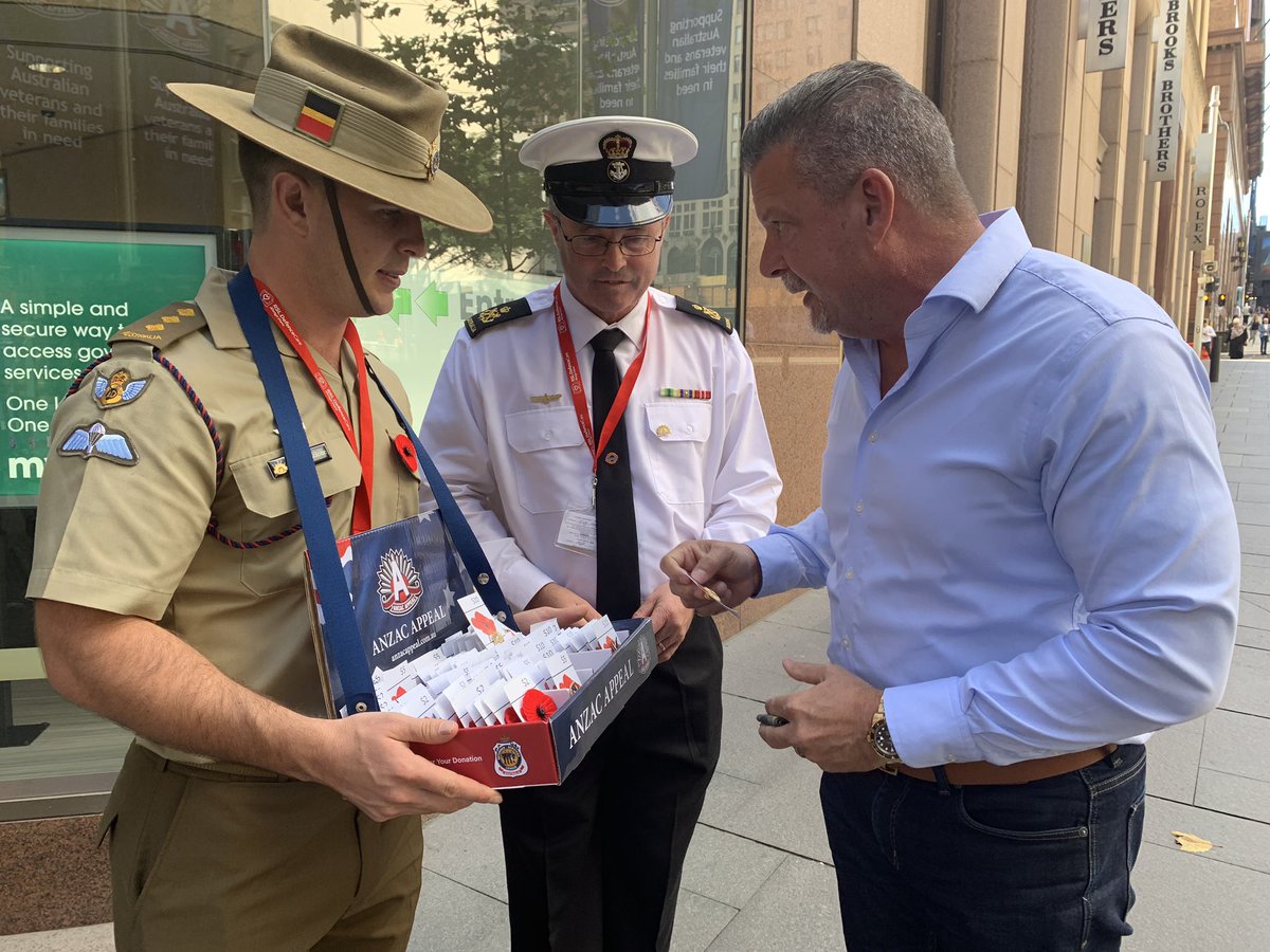 FORCOMDAusArmy's tweet image. Great to see the #Sydney community give so generously to the 2019 #AnzacDay appeal. #ForcesCommand staff joined sailors &amp;amp; airmen to share #OurHistory and collect donations. Thanks for the support! #LestWeForget @comdforcomd @RSMFORCOMD @RSLNSW @DefenceCare @AustralianArmy