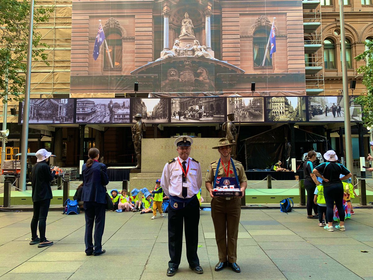 FORCOMDAusArmy's tweet image. Great to see the #Sydney community give so generously to the 2019 #AnzacDay appeal. #ForcesCommand staff joined sailors &amp;amp; airmen to share #OurHistory and collect donations. Thanks for the support! #LestWeForget @comdforcomd @RSMFORCOMD @RSLNSW @DefenceCare @AustralianArmy