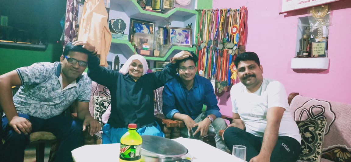 RaviBaraut's tweet photo. कल की शाम #जौहडी गाँव में, शूटर दादियो से मुलाक़ात का सौभाग्य मिला.
@shooterdadi और @realshooterdadi दोनों ने स्नेह और आशीर्वाद देकर, इस शाम को जीवन भर के लिए यादगार बना दिया !
#ApnaBaraut #SaandKiAankh #FeelingPositive https://t.co/GWOmE1kSNZ