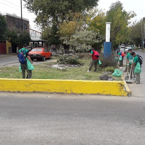 gabrielgagolmz's tweet photo. Comparto algunas imágenes de los trabajos realizados hoy en San José Oeste en el marco del Programa Municipal #EcoLomas
@minsaurralde 
@MunicipioLdeZ 
@MedioAmbienteLZ 
@EmilianoBaloira 
@RodriguezLuisSJ 
#LomasEnMovimiento
#OrgulloDeSerDeLomas https://t.co/uDdU7WDDsH