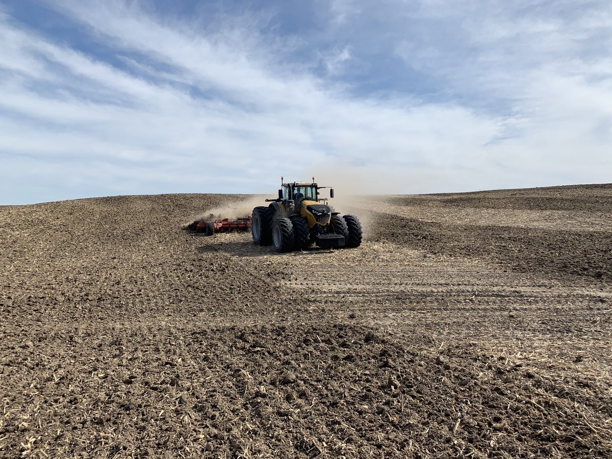 torryseiler's tweet photo. Beautiful afternoon for a @HorschLLC RT32 demo! #ButlerAg @butlermachinery @rydixon_ https://t.co/7nSzTTXiXA