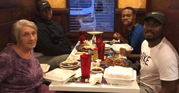 RecipeForUnity's tweet image. Young man in Alabama diner invites solitary senior woman to eat with him and his friends. The recipe in action! - via @goodnewsnetwork #shareatable #sharethelove  bit.ly/2vioRVN