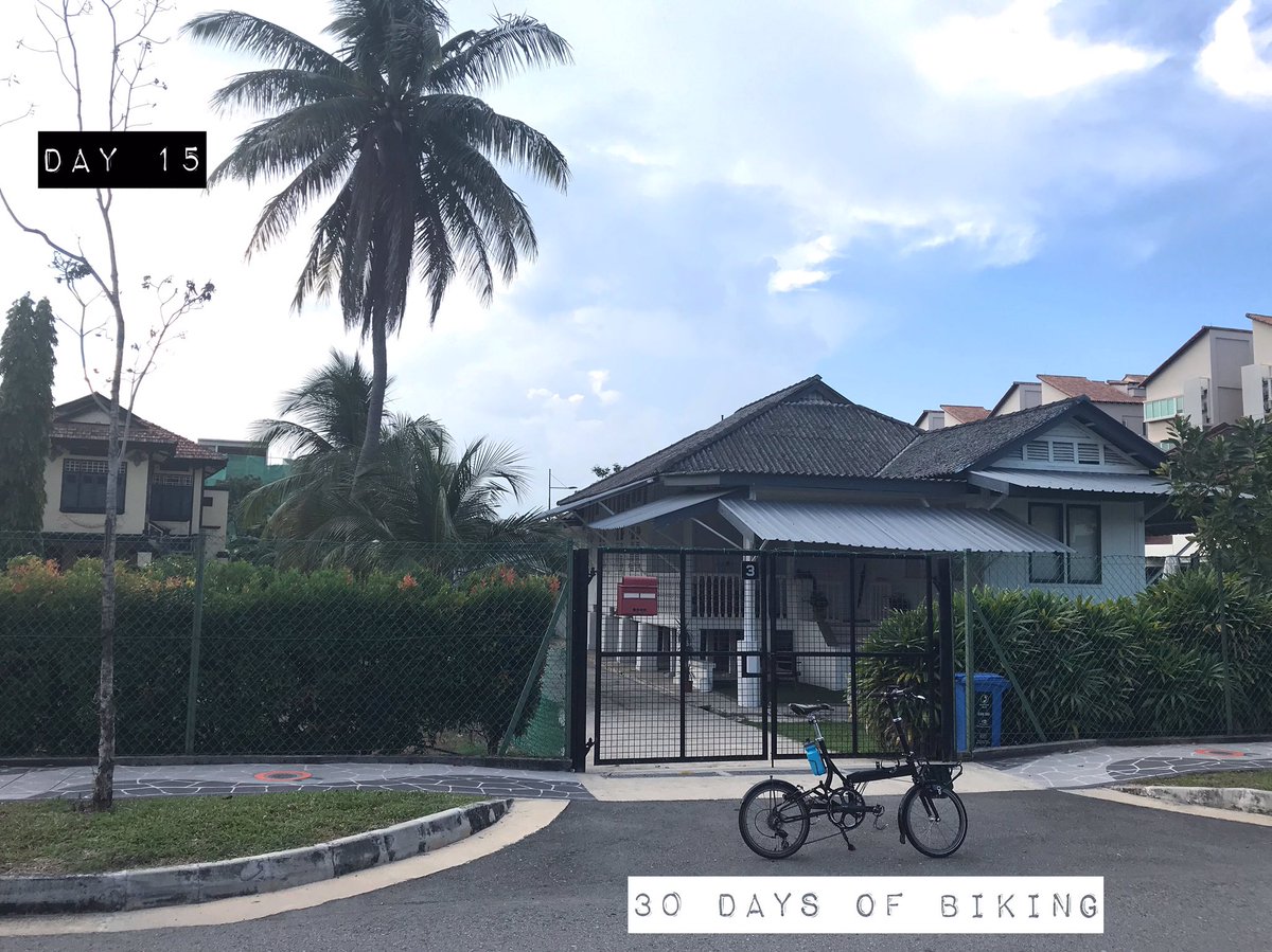 rudeboo's tweet photo. Day 15/30 - @30daysofbiking
🚲
Bedok had a lot of kampong houses like this one before the 60s. The name is derived from the Malay word for ‘drum’ which is ‘bedoh’ as the drum was used at nearby mosques to sound out prayer times. #30DaysOfBiking #cycling #bedok https://t.co/YtdvinvtVn