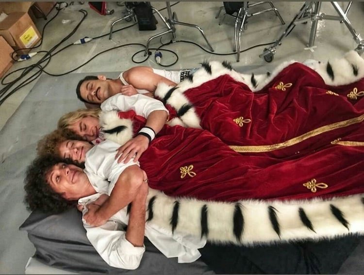 AAOsAwesomeFans's tweet photo. The fab five of @BoRhapMovie! Rami, Joe, Ben (cardboard and regular), Gwilym, &amp; Lucy! 🥰 #BestCastEver #BohemianRhapsody #RamiMalek #JoeMazzello #BenHardy #CardboardBen #GwilymLee #LucyBoynton https://t.co/U7SE4ijvT2