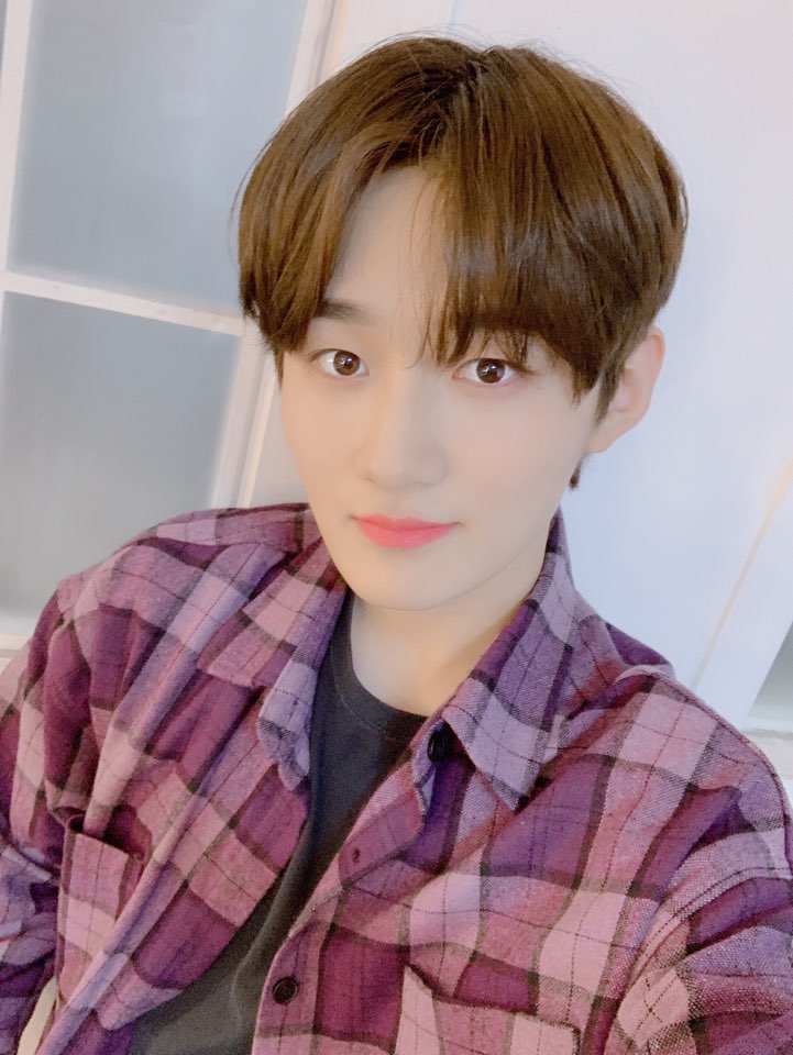 by_verivery's tweet photo. [#용승]

이따 오후 8시 V라이브로도 볼 수 있는거 아시죠?? 이따봐요!!👋😃❤️

#베리베리 #VERIVERY #미니2집 #활동시작 #팬쇼케이스 #딱잘라서말해 https://t.co/RSNupCYbjZ