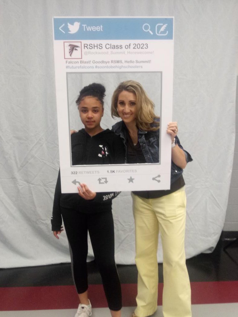 DiamondDivaCT30's tweet photo. @RSMSPrincipal Falcon Blast! #Classof2023 #FutureFalcons https://t.co/HKksSkCaU4