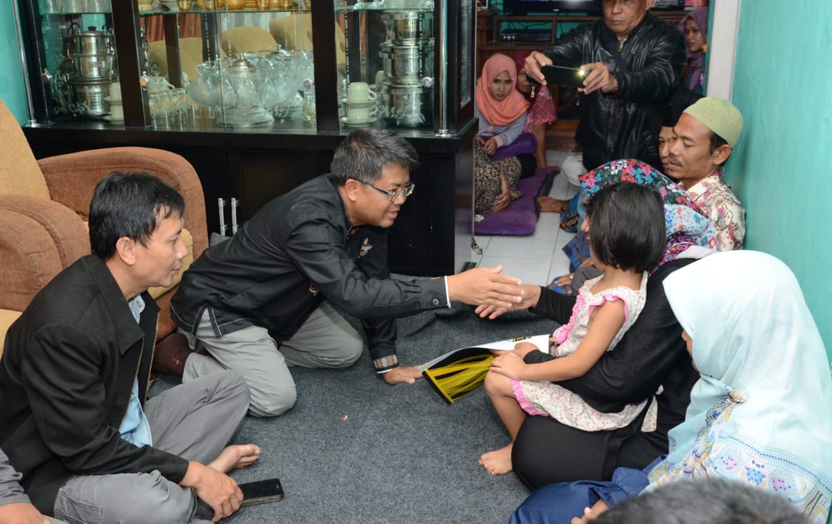 PKSejahtera's tweet photo. Presiden PKS @msi_sohibuliman bertakziyah ke rumah alm. Pak Maman. Salah satu Saksi PKS yang meninggal dunia. Alm. Pak Maman mengalami kecelakaan ketika akan bertugas menjasi Saksi PKS. 

Semoga alm. diterima ibadahnya,keluarga yg ditinggal diberi kesabaran. #TerimakasihSaksiPKS https://t.co/UogF6awP5H