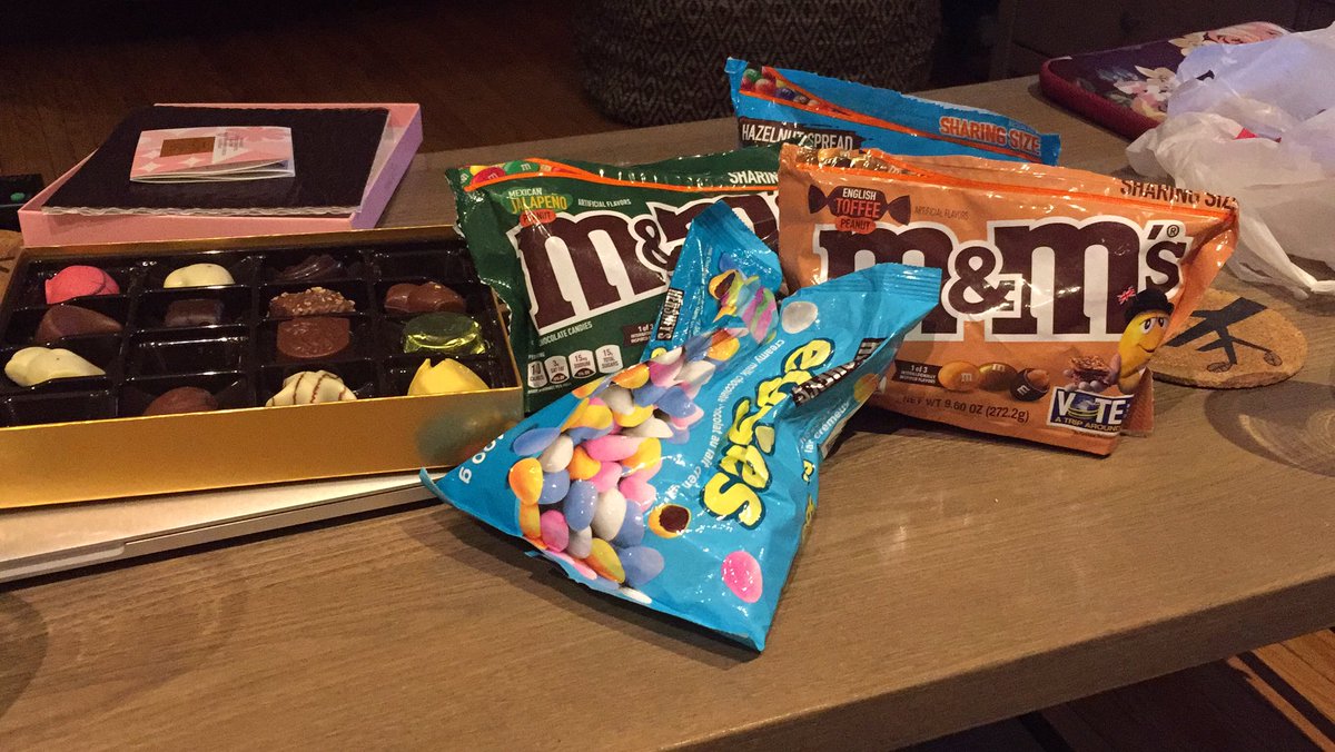 loriminassian3's tweet image. #leafsgame really just an excuse to eat chocolate. Sponsored by @mmschocolate @laureljcollings @mere_poole @clairemoura