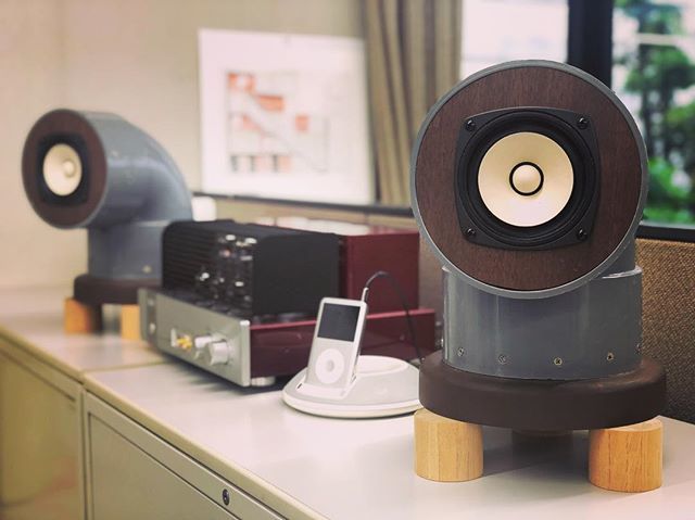 最近の事務所のオーディオ装置はこれ。 自作の塩ビ管スピーカーを
