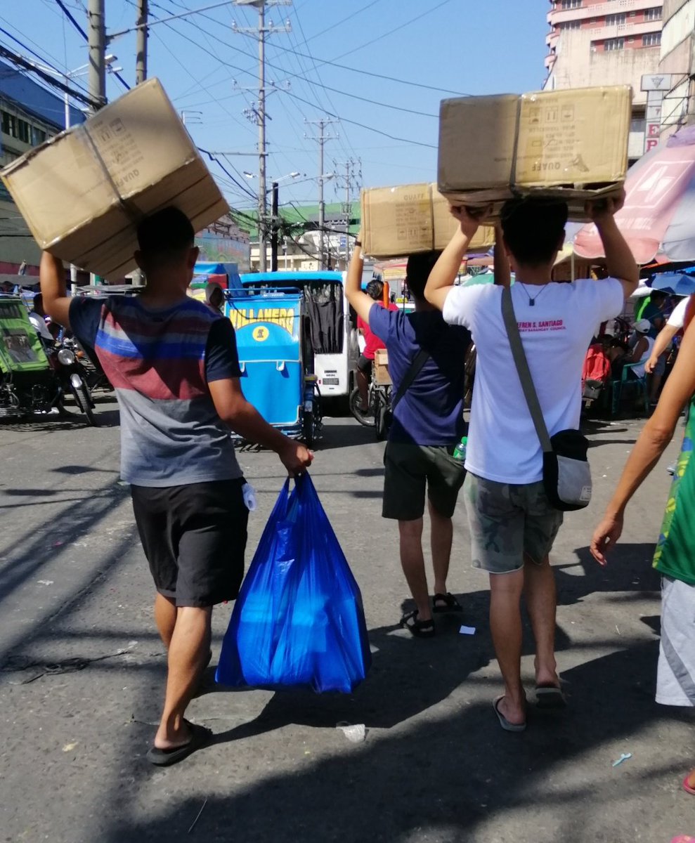 MarkkkAngelo's tweet photo. Laman ng divisoria palagi, uuwi ng alas dos para matapos sa gawain. Lahat ng ito para sa #ColorMalandayRun2019. Mapupuyat kami at mapapagod pero di susuko at di mapipigilan. See youu sa sabado! https://t.co/R8PZXJRqNJ