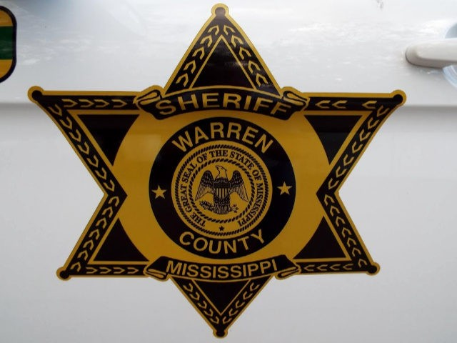 Treasurecolecto's tweet image. A 19-year-old #Vicksburg #Mississippi resident #wrestled a #gun away from an intrusion suspect Monday morning then shot the #suspect #dead with the gun.
WAPT reported that the incident occurred around 8:00 a.m. after the 19-year-old noticed a door was ajar.
#Warren County Sheriff