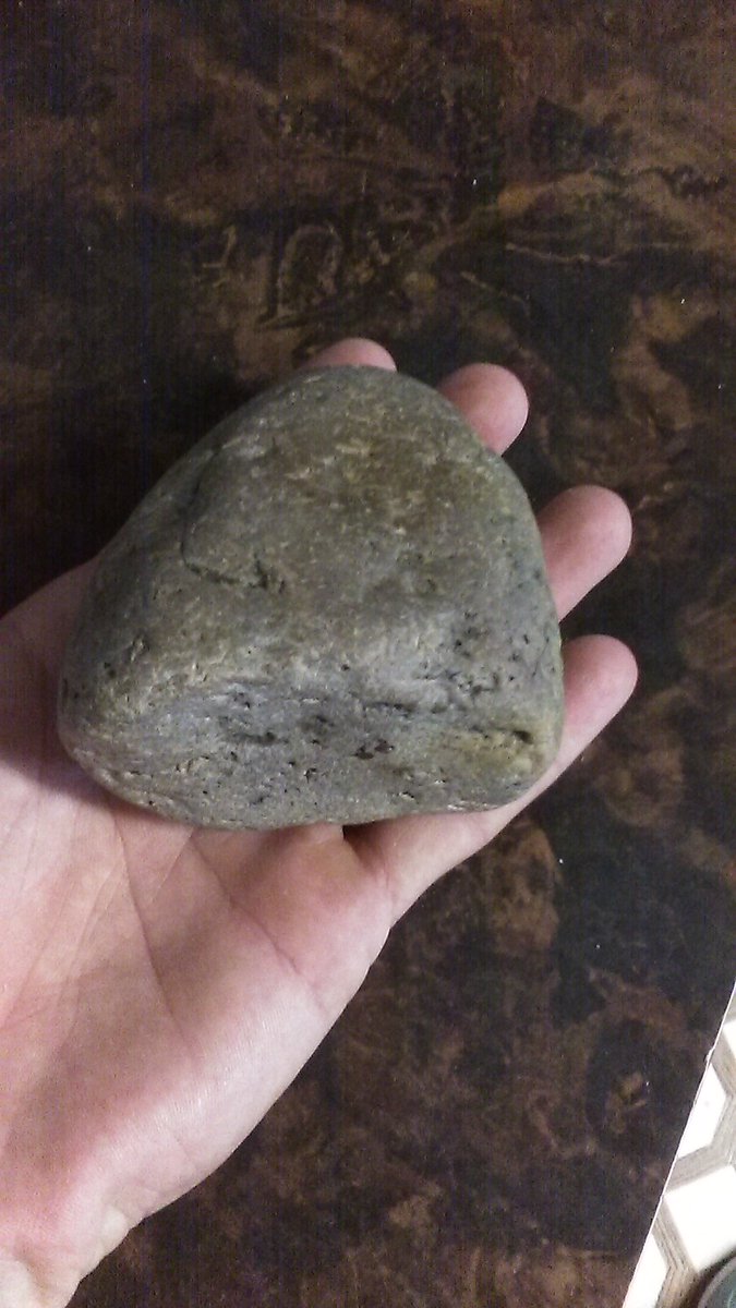 suijin_stone's tweet photo. i found a grinder stone artifact(and two points) at the river. it has polished finger grooves and the bottom is worn down. it feels very cool to hold https://t.co/CiLdE5uLuX