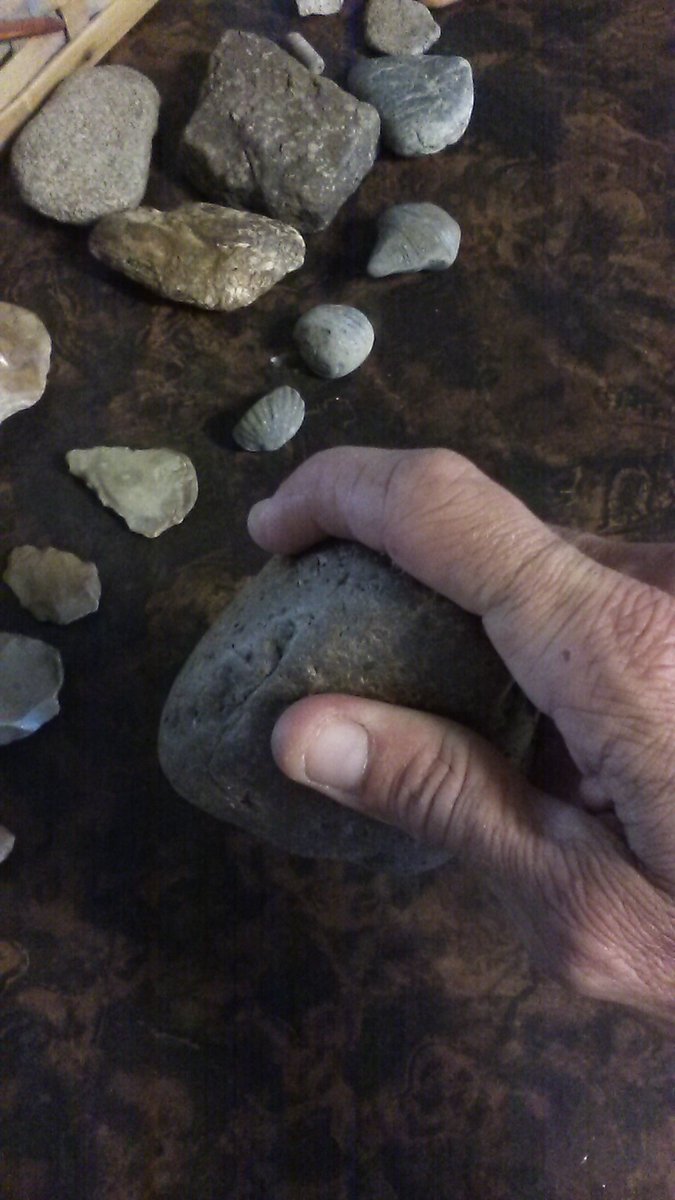 suijin_stone's tweet photo. i found a grinder stone artifact(and two points) at the river. it has polished finger grooves and the bottom is worn down. it feels very cool to hold https://t.co/CiLdE5uLuX