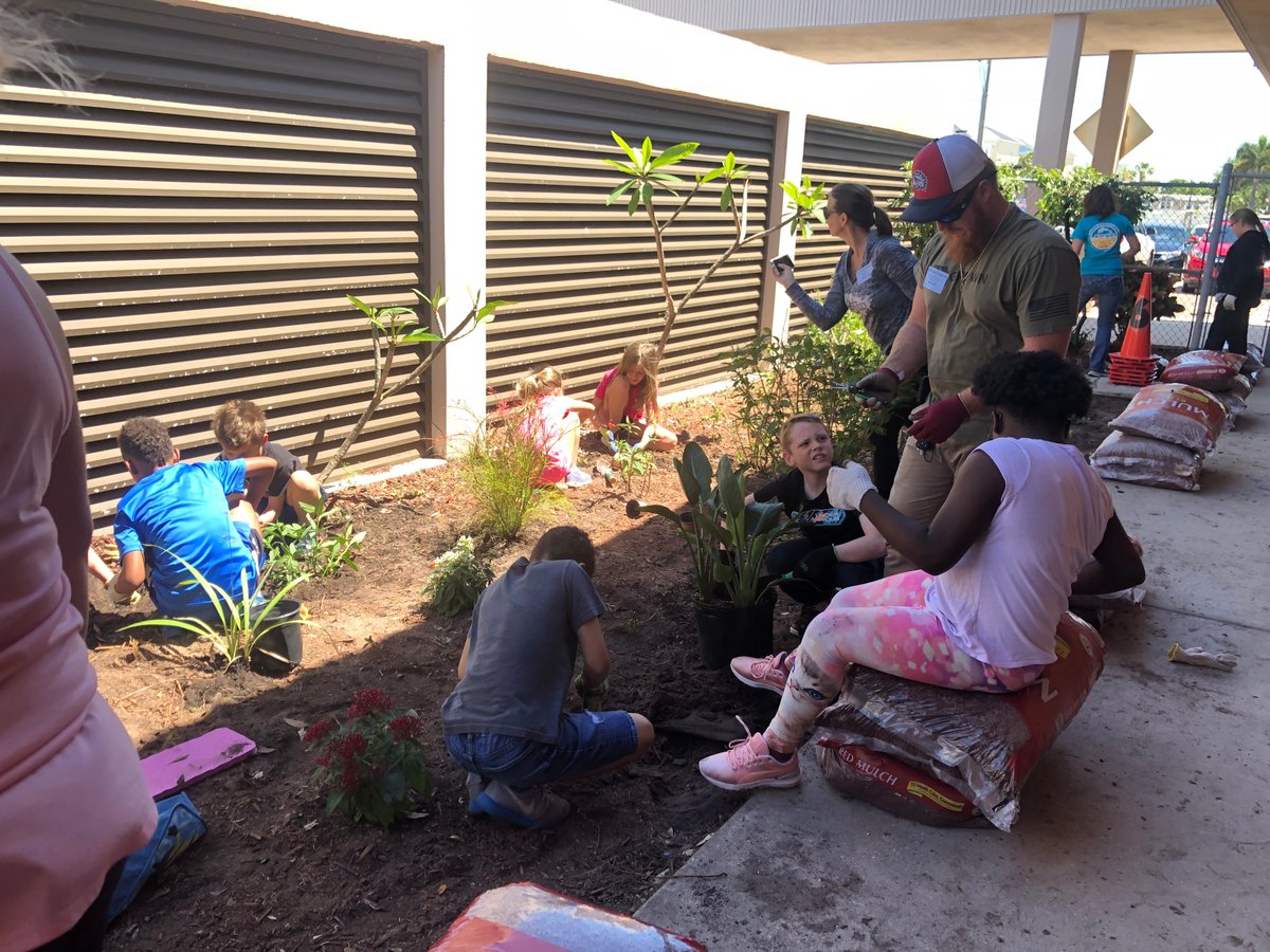 MrsFridayABES's tweet photo. Butterfly garden Earth Day service project.  @HCPSApolloBeach #BeWhoYouAre #WeClimbTogether
#ExceptionalLearningatABES
@Gifted_HCPS https://t.co/bx7o4E0dN3