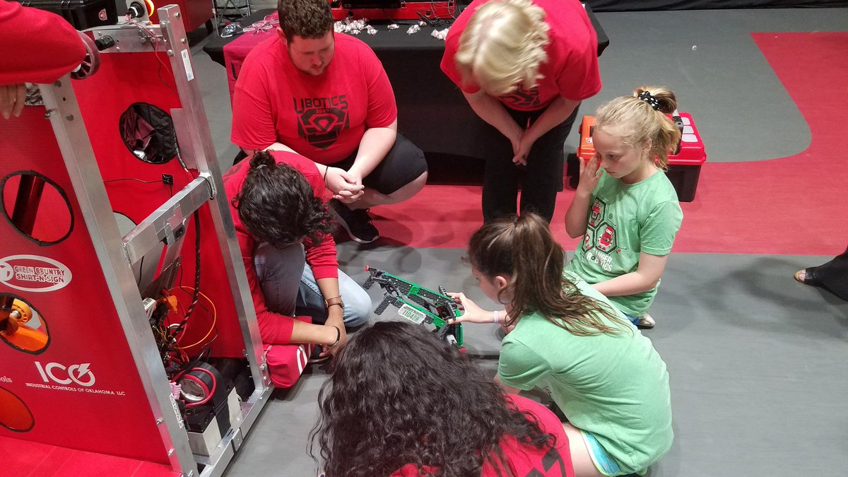 UnionPS_Science's tweet photo. UBotics 3507 and Ranger Robotics (Danaby) show off their respective robots and swap coding and build skills...learning from each other. #reptheU https://t.co/k5XXa6CfWI