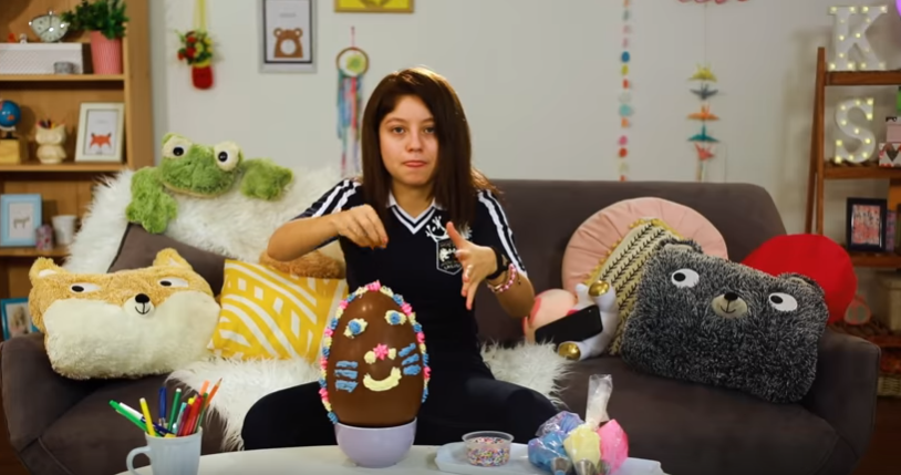ChamaDeKarol__'s tweet photo. Cuando tu mama te dice que no le heches mucha azucar a tu postre 🥨🧁 @karolsevilla https://t.co/HmCBHfturf