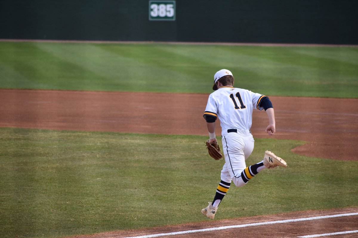 tygravett's tweet photo. I’m very excited to announce that I have commited to play baseball at The University of Lynchburg! I can’t thank my coaches enough for all that they have done for me during my career. I can’t wait to see what is in store for me and the hornets in the next few years! #gohornets https://t.co/yGWG15Luyi