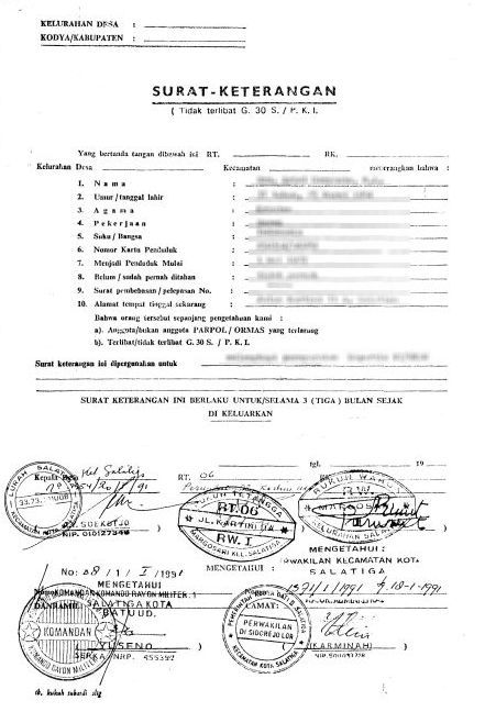 ariel_heryanto's tweet photo. Dokumen terpenting di masa Orde Baru: sertifikat "Tidak Terlibat G30S/PKI". Berkat ini, dua generasi kami diberi hak setengah-halal untuk hidup sebagai warganegara kelas setengah-kambing.

Bayangkan nasib yang tak punya sertifikat ini. Apalagi yang KTPnya dicap "ET" (Eks Tapol). https://t.co/qguPuWQKGA
