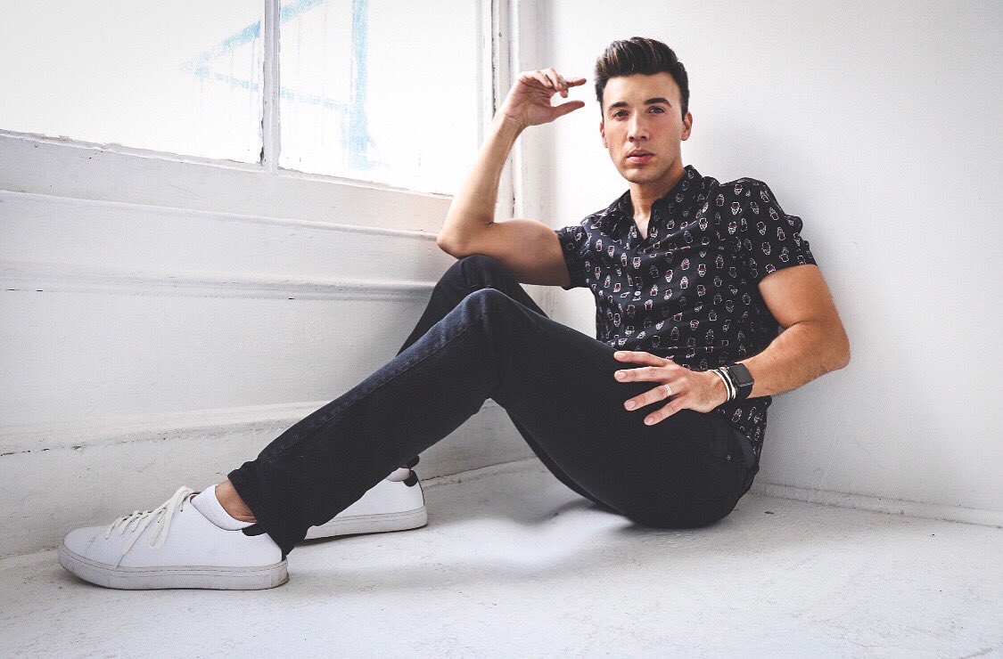 denkenney's tweet photo. It was time for a @johnvarvatos moment 🔥 #johnvarvatos https://t.co/2ofME4L2ZA