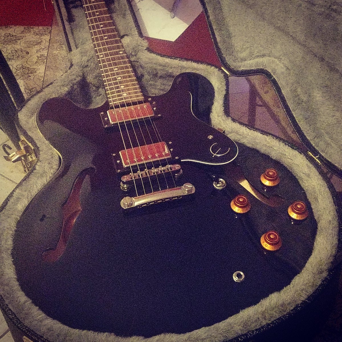 MarkWilliamsMu's tweet photo. Epiphone 335 awesome guitar I'm in love 😍 @Epiphone #epiphone #epiphonedot #guitarist #guitar #classicguitar #BluesMusic https://t.co/8LtOQFqRib