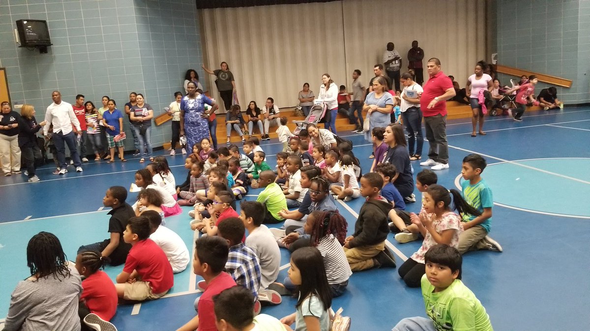 Nesbyc's tweet photo. @Best_Bulldogs @AliefWellness @AliefISD Awesome Wellness Night tonight! Our parents and students had a blast! Great job Mrs. Grass👌🏾 https://t.co/jARZfD4TIs