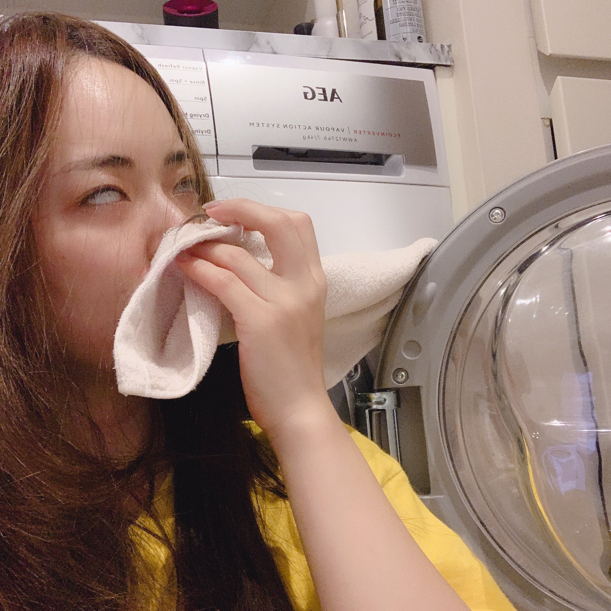 関根りさ 早起きして洗濯して せっかくだから買い物行くか なんて出かけて洗濯機の中に洗濯物入れっぱなしなのよくやっちゃう 干した後で嗅いでみるとうわぁ ってなって洗い直し そんなゾンビ臭にトップクリアリキッド抗菌がいいらしい 助かる