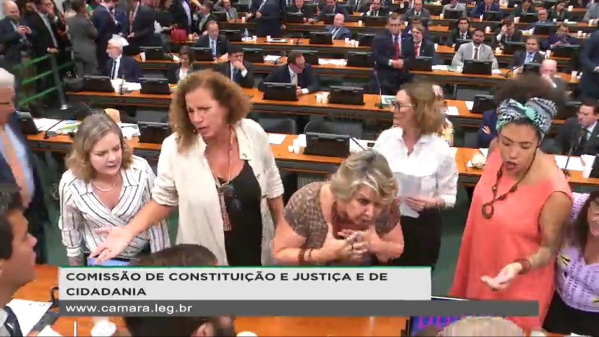 DaniloGentili's tweet image. Tô puto com o atual governo. Eu achando que os caras iam cortar verba do Estado... mas olha que absurdo, compraram até pacotes de filmes! 

Liguei na TV Câmara agora pouco e tava passando “Convenção das Bruxas”.