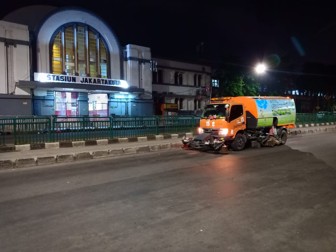 SatpelKec's tweet photo. Kegiatan Armada Road Sweeper Kec.Tamansari 
Jakarta Barat
Rabu,24 April 2019
#8harimenujuHPSN
#dkinyokkerjabakti
#roadtoHPSNday
#haripedulisampahnasional
#dinaslhdki
#smartpeople
#jakartabersih
#bhayplastik
#likeforlike
#hpsn2019 https://t.co/MK2cSREJFt