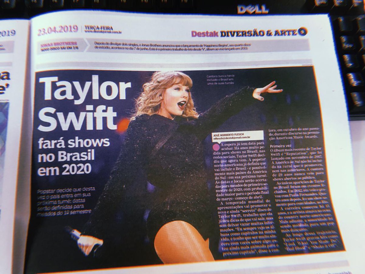 oficialPFBR's tweet photo. ESSE MOMENTO É DE TODOS OS #SWIFTIES!!! 🇧🇷😱
Segundo a edição de hoje (23) do jornal #Destak, #TaylorSwift está FINALMENTE de malas prontas para o #Brasil. Os shows ocorreriam em 2020 já fazendo parte da nova turnê da cantora.
Em qual cidade você quer ver a estrela passando? https://t.co/tDKJ70jlTE