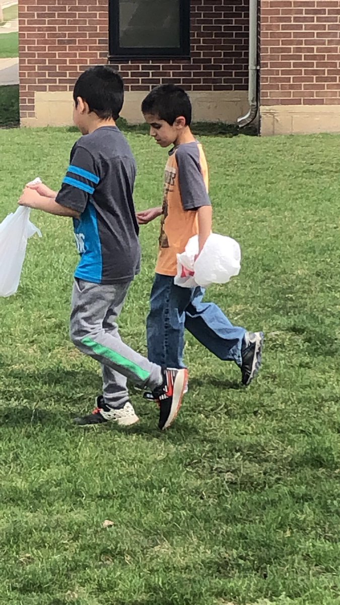 MissCrosswhite2's tweet photo. We celebrated Earth Day by picking up trash around our school. 🌎 #ZD6OnTheMove #BeulahZD6 https://t.co/CmS6qbGXhw