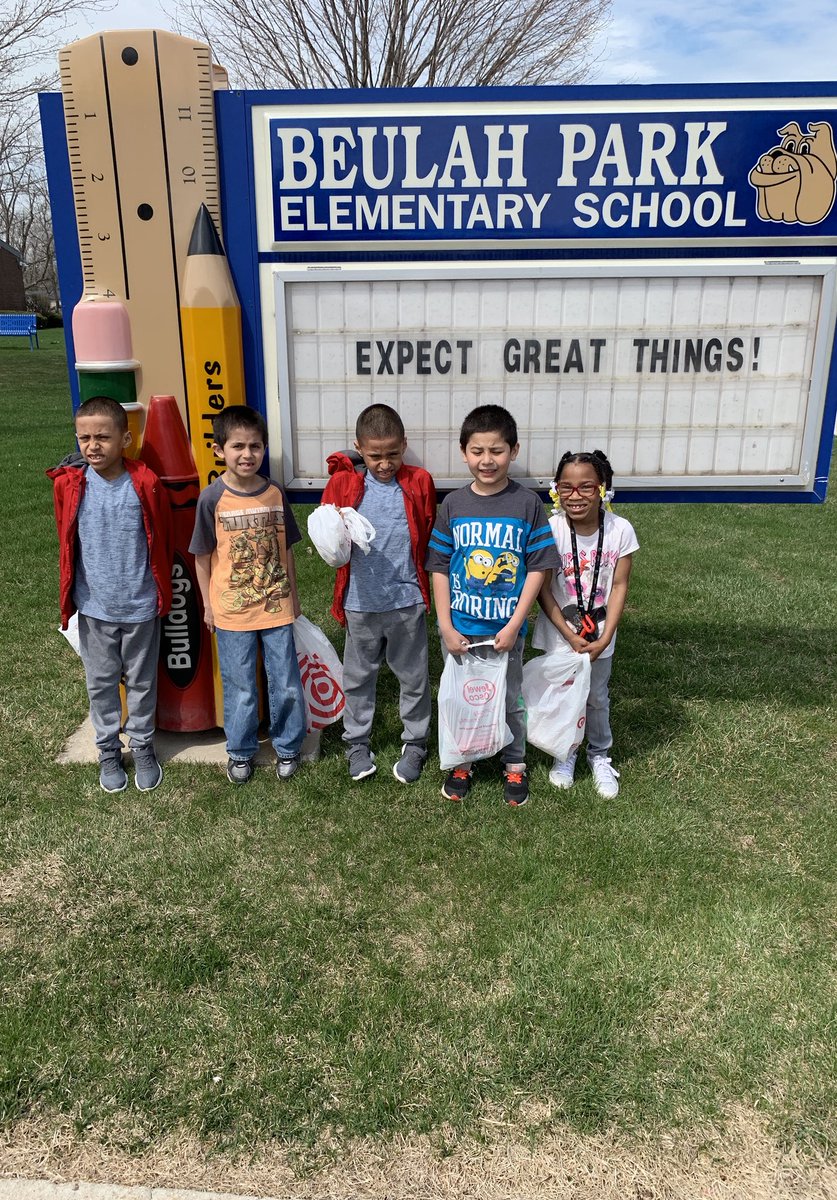 MissCrosswhite2's tweet photo. We celebrated Earth Day by picking up trash around our school. 🌎 #ZD6OnTheMove #BeulahZD6 https://t.co/CmS6qbGXhw
