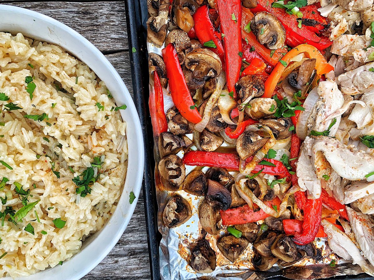 RealFoodHappy1's tweet photo. Celebrating Taco Tuesday with Sheet Pan Chicken Fajitas!  B/c meat &amp; veggies cook at different rates, I always cook the chicken (w/ Mexican spices) on a separate sheet pan. A link for perfectly roasted chicken breasts is on the blog! This meal is so quick and easy! https://t.co/8ZIpOmebkg