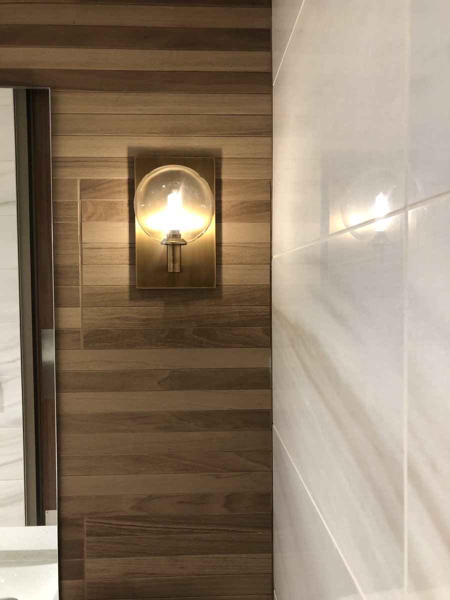 JackieP_EUA's tweet image. @EUA renovated lobby design @ROKAutomation #classic with a #modern touch 🙌 #workplaceexperts #architecture #detailsmatter #storytelling #creatingmoments #repourposed crown molding as a wall covering! #innovative