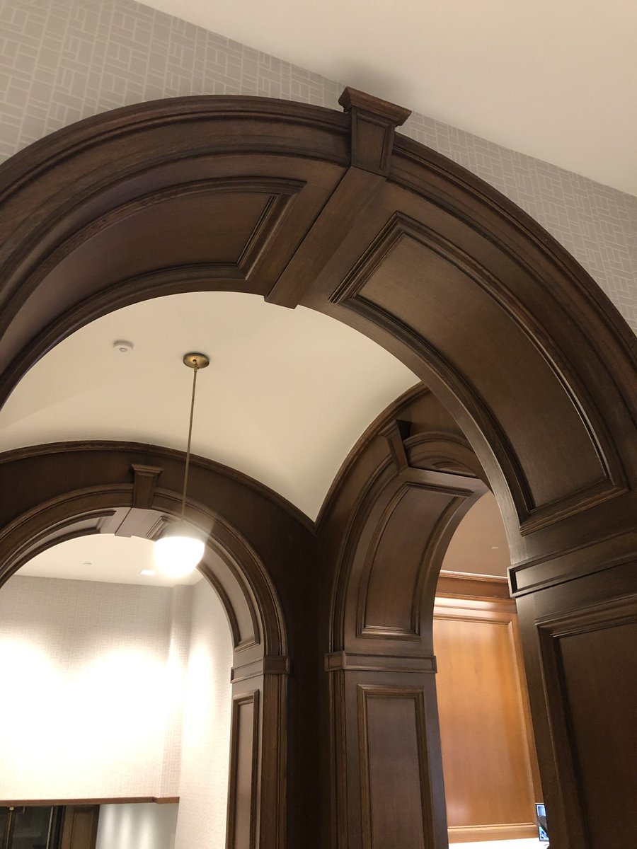 JackieP_EUA's tweet image. @EUA renovated lobby design @ROKAutomation #classic with a #modern touch 🙌 #workplaceexperts #architecture #detailsmatter #storytelling #creatingmoments #repourposed crown molding as a wall covering! #innovative