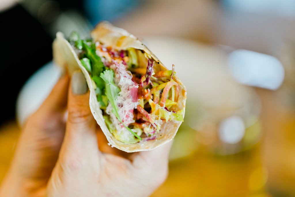 vidasantacruz's tweet photo. BLACKENED FISH TACOS wrapped up perfectly in a @sietefoods gluten-free tortilla. 🌮

Pair with @glutenbergbeer IPA or @fermetvida Jun tonic!

What better way to say cheers to a warm Tuesday night! https://t.co/OYSl0u0kLV